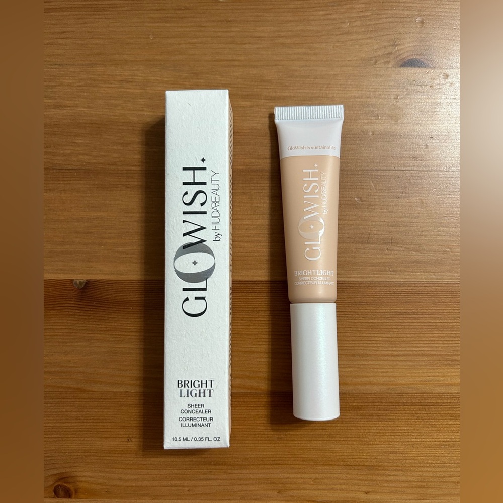 Huda Beauty GloWish Bright Light Hydrating Sheer Vegan Concealer 01 fair